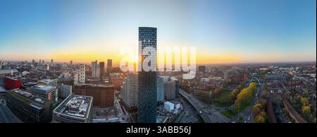 Image aérienne panoramique d'un lever de soleil au-dessus de Square Gardens à Manchester, Royaume-Uni Banque D'Images