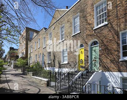 Cottages victoriens traditionnels sur Flask Walk, Hampstead, Londres, Royaume-Uni. L'un des quartiers les plus riches de Londres. Banque D'Images
