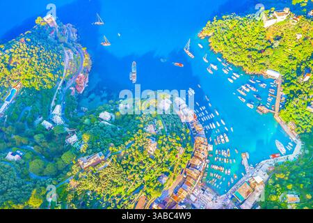 Une vue imprenable de haut en bas de Portofino, en Italie, capturant le port pittoresque en forme de croissant, les yachts de luxe et les bâtiments colorés en bord de mer Banque D'Images