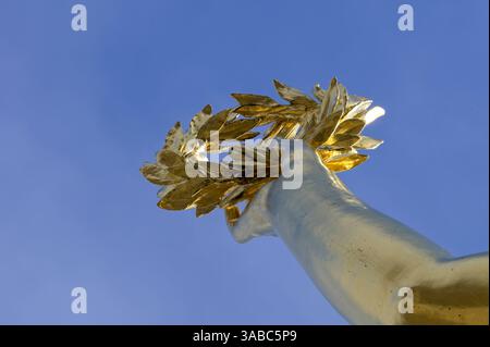 ALLEMAGNE, capitale Berlin, sites célèbres et point de repère, colonne de la victoire dorée, main de détail avec couronne de laurier Banque D'Images