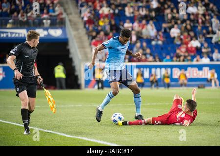 6 juin 2018 - Harrison, New Jersey, États-Unis - le défenseur New-yorkais SAAD ABDUL-SALAAM (13 ans) contrôle le ballon contre CONNOR LADE (5 ans), défenseur des Red Bulls de New York, lors d'un match EN COUPE OUVERTE aux États-Unis au Red Bull Arena de Harrison, NJ Les Red Bulls de New York battent le New York City FC 4 à 0. (Crédit image : © Mark Smith via ZUMA Wire) Banque D'Images
