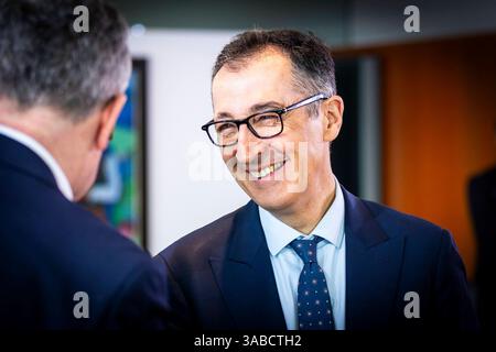 CEM Oezdemir Buendnis 90/Die Gruenen, Bundesminister fuer Landwirtschaft und Ernaehrung und Bundesminister fuer Bildung und Forschung, aufgenommen im Rahmen einer Kabinettssitzung. Berlin, 02.04.2025. Berlin Deutschland *** CEM Oezdemir Buendnis 90 Die Gruenen , ministre fédéral de l'agriculture et de l'alimentation et ministre fédéral de l'éducation et de la recherche, enregistré lors d'une réunion du cabinet Berlin, 02 04 2025 Berlin Allemagne Copyright : xAmreixSchulzx Banque D'Images