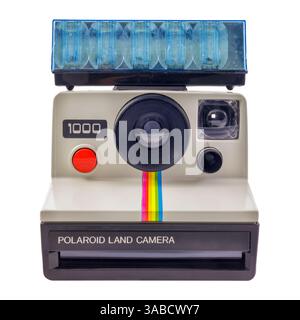 Dieren, pays-Bas - 27 octobre 2023 : ancien appareil photo instantané Polaroid avec flash devant un fond blanc à Dieren, pays-Bas Banque D'Images