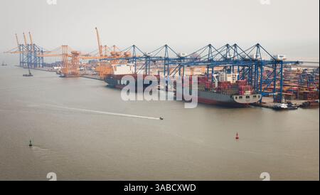 Hai Phong, Vietnam. 02 avril 2025. Illustration photo prise lors d'un transfert en téléphérique avec vue panoramique sur les zones industrielles Deep C du terminal du téléphérique Cat Hai au terminal du téléphérique Cat Ba et retour, lors d'une visite d'Etat au Vietnam, le mercredi 02 avril 2025 à Hai Phong. Le Roi et la Reine sont en visite officielle au Vietnam du 01 au 03 avril 2025. BELGA PHOTO BENOIT DOPPAGNE crédit : Belga News Agency/Alamy Live News Banque D'Images