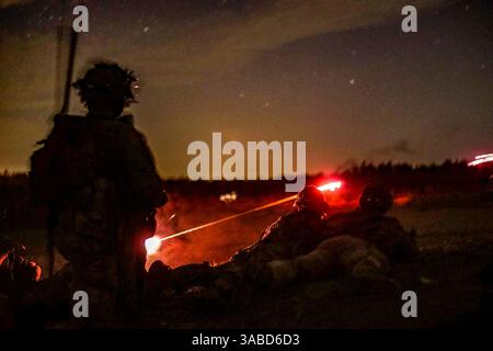 2 mai 2018 - Grafenwoehr, Bayern, Allemagne - les parachutistes de l'armée américaine avec le 1er bataillon, 503e régiment d'infanterie, 173e brigade aéroportée tirent à portée de feu pendant un exercice de nuit dans la zone d'entraînement de Grafenwoehr du 7e commandement d'entraînement de l'armée. L'exercice Fury est un exercice de tir réel à armes combinées qui teste les capacités de tir réel de jour et de nuit dans de multiples spécialités militaires. (Crédit image : © U.S. Army/DOD via ZUMA Wire/ZUMAPRESS.com) Banque D'Images