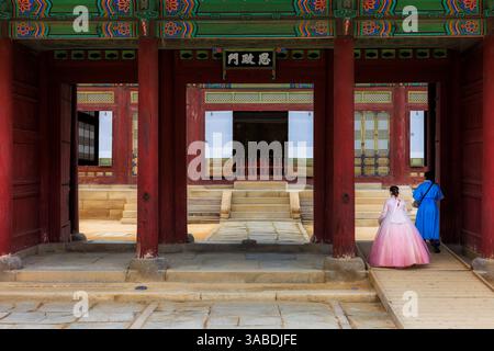 Un couple habillé en robe traditionnelle coréenne Hanbok, Palais de Gyeongbokgung, Séoul, République de Corée Banque D'Images