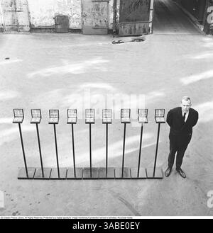 Artiste suédois Carl Fredrik Reuterswärd, 1934-2016. Son art est représenté dans les musées et les espaces publics à travers le monde comme peu d’autres artistes suédois. Il est connu pour son œuvre non-violence, également connue sous le nom de The Knotted Gun, une sculpture en bronze qu'il a créée en 1984, l'œuvre présente un revolver Colt Python 357 Magnum surdimensionné avec son canon attaché en un nœud, symbolisant la paix et l'opposition à la violence. Reuterswärd a conçu la sculpture après le meurtre de John Lennon, dans le but de promouvoir la non-violence et l'harmonie mondiale. La pièce originale a été donnée au siège des Nations Unies i Banque D'Images