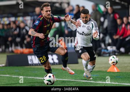 Linus Wahlqvist (l) de Pogon et Lucas Lima Linhares connu sous le nom de Luquinhas (R) de Legia sont vus en action pendant le PKO polonais Bank Polski Ekstraklasa Banque D'Images