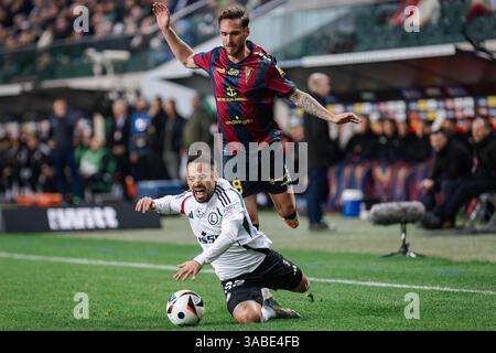 Linus Wahlqvist (l) de Pogon et Lucas Lima Linhares connu sous le nom de Luquinhas (R) de Legia sont vus en action pendant le PKO polonais Bank Polski Ekstraklasa Banque D'Images