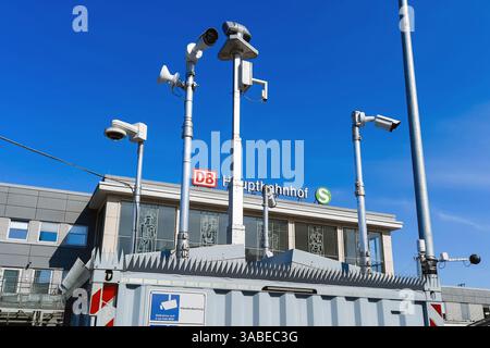 À la gare centrale de Dortmund, des caméras de police filment le parvis. Avec de nouvelles caméras vidéo sur le parvis de la gare, la police veut assurer une plus grande sécurité devant la gare centrale de Dortmund. 02.04.2025 Banque D'Images