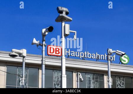 À la gare centrale de Dortmund, des caméras de police filment le parvis. Avec de nouvelles caméras vidéo sur le parvis de la gare, la police veut assurer une plus grande sécurité devant la gare centrale de Dortmund. 02.04.2025 Banque D'Images