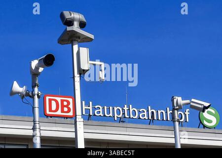 À la gare centrale de Dortmund, des caméras de police filment le parvis. Avec de nouvelles caméras vidéo sur le parvis de la gare, la police veut assurer une plus grande sécurité devant la gare centrale de Dortmund. 02.04.2025 Banque D'Images