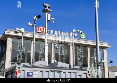 AM Hauptbahnhof Dortmund filmen Kameras der Polizei den Vorplatz. Mit neuen Videokameras auf dem Bahnhofsvorplatz die Polizei für mehr Sicherheit vor dem Dortmunder Hauptbahnhof sorgen. 02.04.2025 *** les caméras de la police filment le parvis de la gare centrale de Dortmund la police veut assurer une plus grande sécurité devant la gare centrale de Dortmund avec de nouvelles caméras vidéo sur le parvis de la gare 02 04 2025 Banque D'Images