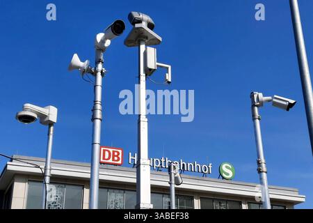 AM Hauptbahnhof Dortmund filmen Kameras der Polizei den Vorplatz. Mit neuen Videokameras auf dem Bahnhofsvorplatz die Polizei für mehr Sicherheit vor dem Dortmunder Hauptbahnhof sorgen. 02.04.2025 *** les caméras de la police filment le parvis de la gare centrale de Dortmund la police veut assurer une plus grande sécurité devant la gare centrale de Dortmund avec de nouvelles caméras vidéo sur le parvis de la gare 02 04 2025 Banque D'Images