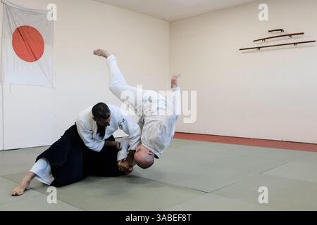 15 mars 2018 - Jérusalem, Israël - Sensei ITZIK ASLAN (fond noir), 4e Dan, dirige une classe d'Aïkido dans son dojo à Jérusalem. L'Aïkido est un art martial japonais aspirant à résoudre les conflits et l'autodéfense sans nuire à l'attaquant, développé par Morihei Ueshiba il est devenu un art martial distinct et unique en 1942. (Crédit image : © Nir Alon via ZUMA Wire) Banque D'Images