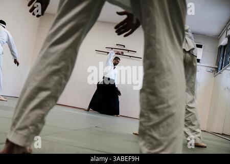 15 mars 2018 - Jérusalem, Israël - Sensei ITZIK ASLAN (fond noir), 4e Dan, dirige une classe d'Aïkido dans son dojo à Jérusalem. L'Aïkido est un art martial japonais aspirant à résoudre les conflits et l'autodéfense sans nuire à l'attaquant, développé par Morihei Ueshiba il est devenu un art martial distinct et unique en 1942. (Crédit image : © Nir Alon via ZUMA Wire) Banque D'Images