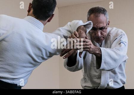 15 mars 2018 - Jérusalem, Israël - Sensei DANIEL HERMAN (lunettes), 5e Dan, et Sensei ITZIK ASLAN, 4e Dan, font la démonstration de techniques aux élèves d'une classe d'Aïkido à Jérusalem. L'Aïkido est un art martial japonais aspirant à résoudre les conflits et l'autodéfense sans nuire à l'attaquant, développé par Morihei Ueshiba il est devenu un art martial distinct et unique en 1942. (Crédit image : © Nir Alon via ZUMA Wire) Banque D'Images