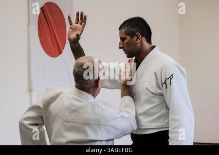 15 mars 2018 - Jérusalem, Israël - Sensei Shihan EYTAN BEN MEIR (à gauche), 6e Dan, fondateur du dojo d'Aïkido Israël en 1982, et Sensei ITZIK ASLAN (à droite), 4e Dan, font la démonstration de techniques aux élèves d'une classe d'Aïkido à Jérusalem. L'Aïkido est un art martial japonais aspirant à résoudre les conflits et l'autodéfense sans nuire à l'attaquant, développé par Morihei Ueshiba il est devenu un art martial distinct et unique en 1942. (Crédit image : © Nir Alon via ZUMA Wire) Banque D'Images