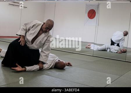 15 mars 2018 - Jérusalem, Israël - Sensei Shihan EYTAN BEN MEIR (à gauche), 6e Dan, fondateur du dojo d'Aïkido Israël en 1982, et Sensei ITZIK ASLAN (à droite), 4e Dan, font la démonstration de techniques aux élèves d'une classe d'Aïkido à Jérusalem. L'Aïkido est un art martial japonais aspirant à résoudre les conflits et l'autodéfense sans nuire à l'attaquant, développé par Morihei Ueshiba il est devenu un art martial distinct et unique en 1942. (Crédit image : © Nir Alon via ZUMA Wire) Banque D'Images