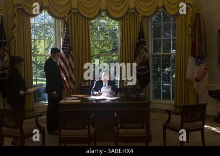 20 octobre 2017 - Washington, le District de Columbia, États-Unis d'Amérique - WASHINGTON, DC -17 OCTOBRE : le président Donald Trump est vu dans la lumière tôt le matin alors qu'il examine et signe des documents dans le bureau ovale de la Maison Blanche, mardi 17 octobre 2017, à Washington, D.C. ...personnes : Donald Trump, rejoint par le vice-président Mike Pence (image crédit : © SMG via ZUMA Wire) Banque D'Images
