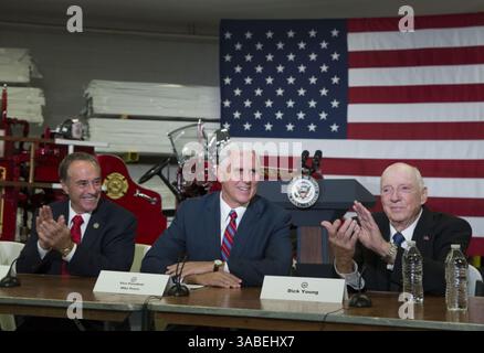 20 octobre 2017 - Washington, District of Columbia, États-Unis d'Amérique - WASHINGTON, DC -17 OCTOBRE le vice-président Mike Pence participe à une table ronde sur la réforme fiscale à performance Advantage Company, le mardi 17 octobre 2017, à Lancaster, New York....personnes : Vice-président Mike Pence (image crédit : © SMG via ZUMA Wire) Banque D'Images