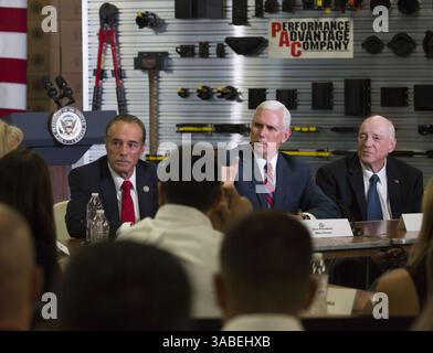 20 octobre 2017 - Washington, District of Columbia, États-Unis d'Amérique - WASHINGTON, DC -17 OCTOBRE le vice-président Mike Pence participe à une table ronde sur la réforme fiscale à performance Advantage Company, le mardi 17 octobre 2017, à Lancaster, New York....personnes : Vice-président Mike Pence (image crédit : © SMG via ZUMA Wire) Banque D'Images