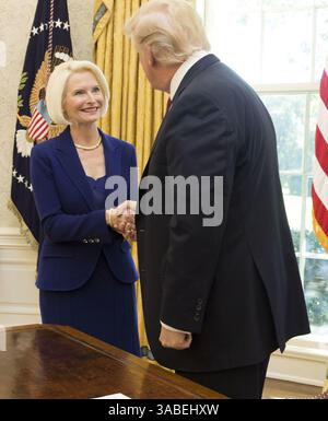 24 octobre 2017 - Washington, District de Columbia, États-Unis d'Amérique - le président Donald J. Trump accueille Callista Gingrich, nouvelle ambassadrice des États-Unis auprès du Saint-Siège, et son mari, Newt Gingrich, au Bureau ovale de la Maison Blanche, le mardi 24 octobre 2017, à Washington, D.C...People : (crédit image : © SMG via ZUMA Wire) Banque D'Images