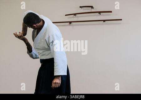 15 mars 2018 - Jérusalem, Israël - Sensei DANIEL HERMAN (lunettes), 5e Dan, et Sensei ITZIK ASLAN, 4e Dan, font la démonstration de techniques aux élèves d'une classe d'Aïkido à Jérusalem. L'Aïkido est un art martial japonais aspirant à résoudre les conflits et l'autodéfense sans nuire à l'attaquant, développé par Morihei Ueshiba il est devenu un art martial distinct et unique en 1942. (Crédit image : © Nir Alon via ZUMA Wire) Banque D'Images