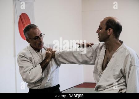 15 mars 2018 - Jérusalem, Israël - Sensei DANIEL HERMAN, 5e Dan, dirige une classe d'Aïkido dans son dojo à Jérusalem. L'Aïkido est un art martial japonais aspirant à résoudre les conflits et l'autodéfense sans nuire à l'attaquant, développé par Morihei Ueshiba il est devenu un art martial distinct et unique en 1942. (Crédit image : © Nir Alon via ZUMA Wire) Banque D'Images