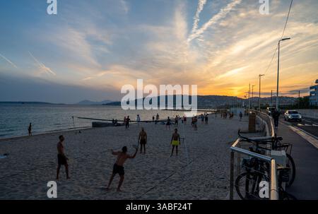 Antibes, France - 18.2024 : plage à Juan les Pins avec des gens qui se détendent. Banque D'Images