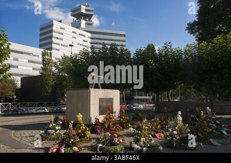 22 septembre 2010 - Berlin, Berlin, Allemagne - Mémorial avec une flamme éternelle et les mots Freiheit Recht Friede, Allemand pour la liberté et la paix, Monument à l'Allemand. La Theodor-Heuss-Platz (par les résidents simplement appelé Theo) est une grande place de la ville de Berlin. Il est situé dans la localité de Westend dans le quartier Charlottenburg-Wilmersdorf. Les rues suivantes mènent à Theodor-Heuss-Platz. La place a été construite entre 1904 et 1908 et a été nommée Reichskanzlerplatz. Au début, la place était encore sans maisons..le 21 avril 1933, la place a été rebaptisée Adolf-Hitler-Platz. ACCO Banque D'Images