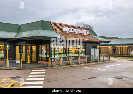 McDonald's Fast Food Outlet avec parking et accès au drive-in. Londres, Royaume-Uni, 25 décembre 2023 Banque D'Images