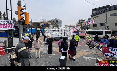La police a bouclé la zone autour du bâtiment de la Cour constitutionnelle dans le quartier de Jae-dong Jongno à Séoul, près de la station de métro Anguk, deux jours plus tôt Banque D'Images
