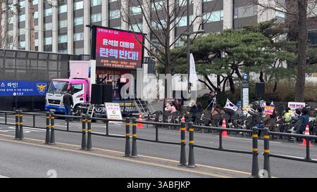 La police a bouclé la zone autour du bâtiment de la Cour constitutionnelle dans le quartier de Jae-dong Jongno à Séoul, près de la station de métro Anguk, deux jours plus tôt Banque D'Images