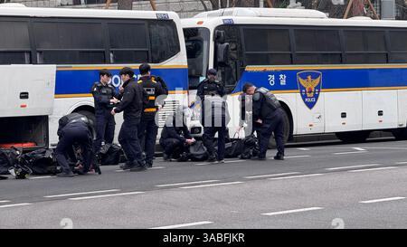 La police a bouclé la zone autour du bâtiment de la Cour constitutionnelle dans le quartier de Jae-dong Jongno à Séoul, près de la station de métro Anguk, deux jours plus tôt Banque D'Images