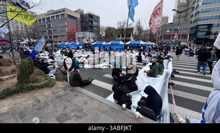 La police a bouclé la zone autour du bâtiment de la Cour constitutionnelle dans le quartier de Jae-dong Jongno à Séoul, près de la station de métro Anguk, deux jours plus tôt Banque D'Images