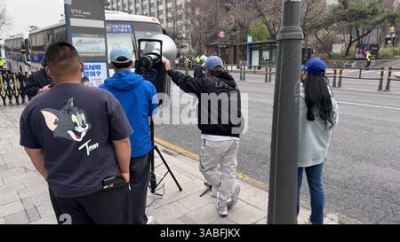 La police a bouclé la zone autour du bâtiment de la Cour constitutionnelle dans le quartier de Jae-dong Jongno à Séoul, près de la station de métro Anguk, deux jours plus tôt Banque D'Images