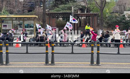 La police a bouclé la zone autour du bâtiment de la Cour constitutionnelle dans le quartier de Jae-dong Jongno à Séoul, près de la station de métro Anguk, deux jours plus tôt Banque D'Images