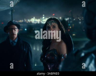 DATE DE SORTIE : 17 novembre 2017 TITRE : Justice League STUDIO : DC Entertainment DIRECTOR : Zack Snyder INTRIGUE : alimenté par sa foi restaurée en l'humanité et inspiré par l'acte désintéressé de Superman, Bruce Wayne demande l'aide de sa nouvelle alliée, Diana Prince, pour faire face à un ennemi encore plus grand. EN VEDETTE : Ben Affleck, Gal Gadot, Jason Momoa. (Crédit image : © DC Entertainment/Entertainment Pictures/ZUMAPRESS.com) Banque D'Images