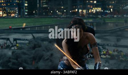 DATE DE SORTIE : 17 novembre 2017 TITRE : Justice League STUDIO : DC Entertainment DIRECTOR : Zack Snyder INTRIGUE : alimenté par sa foi restaurée en l'humanité et inspiré par l'acte désintéressé de Superman, Bruce Wayne demande l'aide de sa nouvelle alliée, Diana Prince, pour faire face à un ennemi encore plus grand. EN VEDETTE : Ben Affleck, Gal Gadot, Jason Momoa. (Crédit image : © DC Entertainment/Entertainment Pictures/ZUMAPRESS.com) Banque D'Images