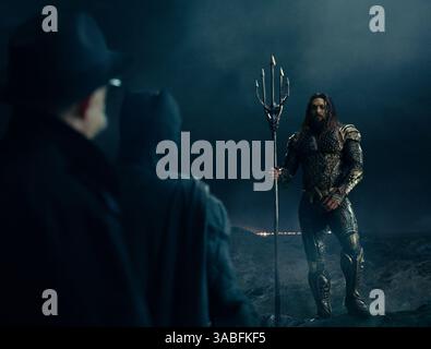 DATE DE SORTIE : 17 novembre 2017 TITRE : Justice League STUDIO : DC Entertainment DIRECTOR : Zack Snyder INTRIGUE : alimenté par sa foi restaurée en l'humanité et inspiré par l'acte désintéressé de Superman, Bruce Wayne demande l'aide de sa nouvelle alliée, Diana Prince, pour faire face à un ennemi encore plus grand. EN VEDETTE : Ben Affleck, Gal Gadot, Jason Momoa. (Crédit image : © DC Entertainment/Entertainment Pictures/ZUMAPRESS.com) Banque D'Images