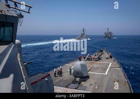 1er mai 2018 - mer Méditerranée - le destroyer à missiles guidés de classe Arleigh Burke USS porter (DDG 78) navigue derrière le destroyer à missiles guidés de classe Arleigh Burke USS Arleigh Burke (DDG 51), à gauche, et le pétrolier de réapprovisionnement en cours de classe Henry J. Kaiser USNS Patuxent (T-AO 201), lors d'une réapprovisionnement en mer le 1er mai 2018. Porter, déployé à Rota, en Espagne, en est à sa cinquième patrouille. (Crédit image : © US Navy/ZUMA Wire/ZUMAPRESS.com) Banque D'Images