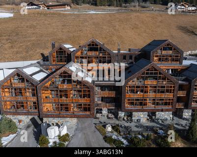 Vue aérienne de Alpine Hôtel avec façade en bois dans les Dolomites, Italie Banque D'Images