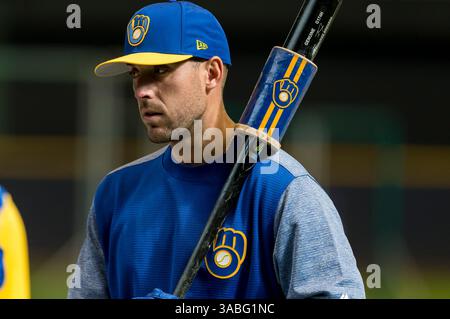 21 avril 2018 : troisième joueur de base Travis Shaw #21 des Milwaukee Brewers avant le match de baseball de la Ligue majeure entre les Milwaukee Brewers et les Miami Marlins au Miller Park à Milwaukee, WISCONSIN. John Fisher/CSM(image de crédit : &copy ; John Fisher/CSM via ZUMA Wire) Banque D'Images