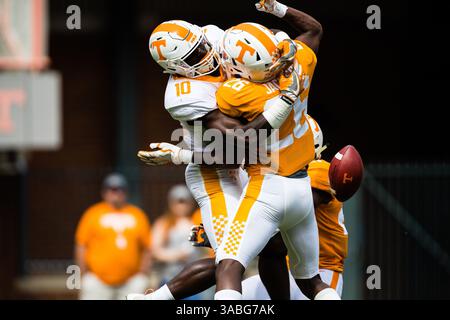 21 avril 2018 : arrière défensif Theo Jackson #26 des volontaires du Tennessee défend contre le large récepteur Tyler Byrd #10 des volontaires du Tennessee lors du match de scrimmage intrasquad Orange et Blanc des volontaires de l'Université du Tennessee au Neyland Stadium de Knoxville, TN Tim Gangloff/CSM(image de crédit : &copy ; Tim Gangloff/CSM via ZUMA Wire) Banque D'Images