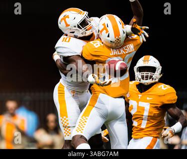 21 avril 2018 : arrière défensif Theo Jackson #26 des volontaires du Tennessee défend contre le large récepteur Tyler Byrd #10 des volontaires du Tennessee lors du match de scrimmage intrasquad Orange et Blanc des volontaires de l'Université du Tennessee au Neyland Stadium de Knoxville, TN Tim Gangloff/CSM(image de crédit : &copy ; Tim Gangloff/CSM via ZUMA Wire) Banque D'Images