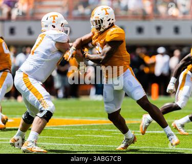 21 avril 2018 : le linebacker Austin Smith #11 des Tennessee Volunteers combat le lineman offensif Joe Keeler #67 des Tennessee Volunteers pendant le match de scrimmage intrasquad Orange and White de l'Université du Tennessee au Neyland Stadium de Knoxville, TN Tim Gangloff/CSM(image de crédit : &copy ; Tim Gangloff/CSM via ZUMA Wire) Banque D'Images