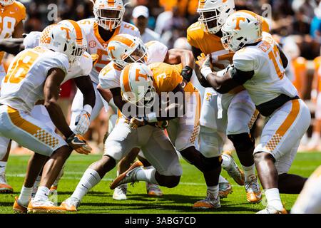 21 avril 2018 : le linebacker quart'e Sapp #14 des volontaires du Tennessee s'attaque au Running Back Ty Chandler #3 des volontaires du Tennessee lors du match de scrimmage intrasquad Orange and White des volontaires de l'Université du Tennessee au Neyland Stadium de Knoxville, TN Tim Gangloff/CSM(Credit image : &copy ; Tim Gangloff/CSM via ZUMA Wire) Banque D'Images