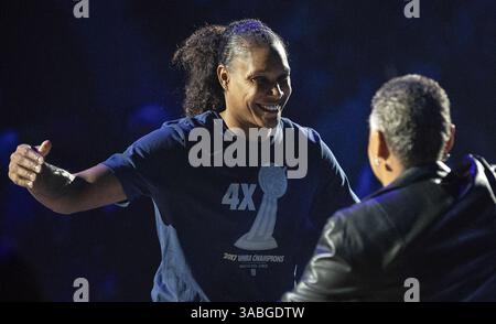 20 mai 2018 - Minneapolis, Minnesota, États-Unis - Lisa Borders, présidente de la WNBA, embrasse Rebekkah Brunson de Minnesota Lynx lors de la cérémonie du ring du championnat le dimanche 20 mai 2018 au Target Center de Minneapolis, Minnesota (crédit image : © Carlos Gonzalez/TNS via ZUMA Wire) Banque D'Images