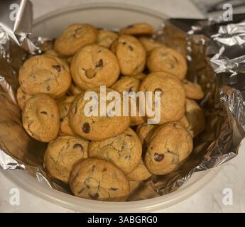 Une délicieuse pile de biscuits aux pépites de chocolat fraîchement cuits. Parfait pour les promotions de boulangerie, les menus de desserts et la photographie culinaire. Banque D'Images